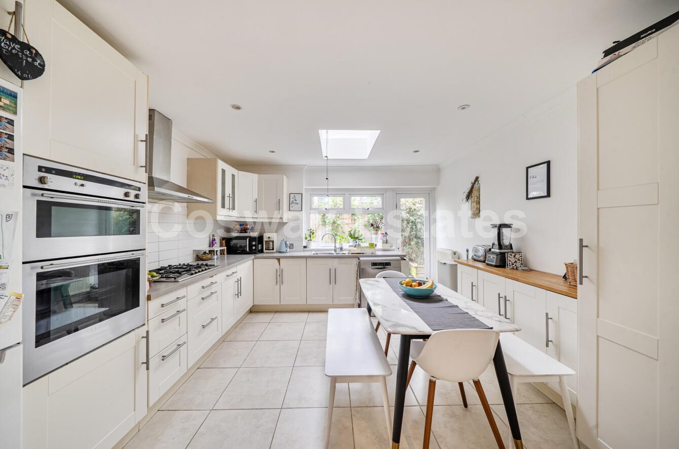 5 bed property in Daws Lane, Mill Hill, NW7, London